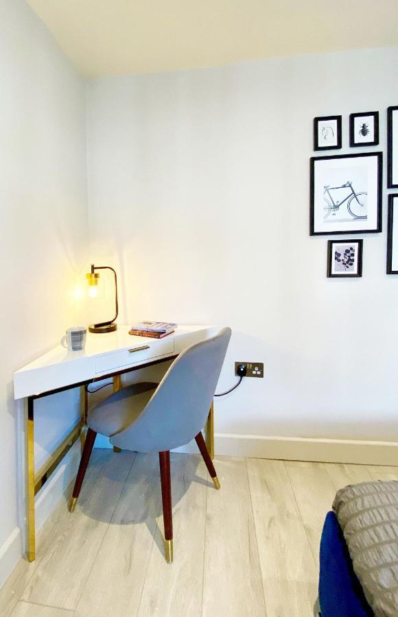 Perfect Location- 5 Minutes From Tower Bridge ! 8 Minutes Walk From Tube * Londra